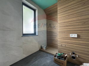 370.000 EUR