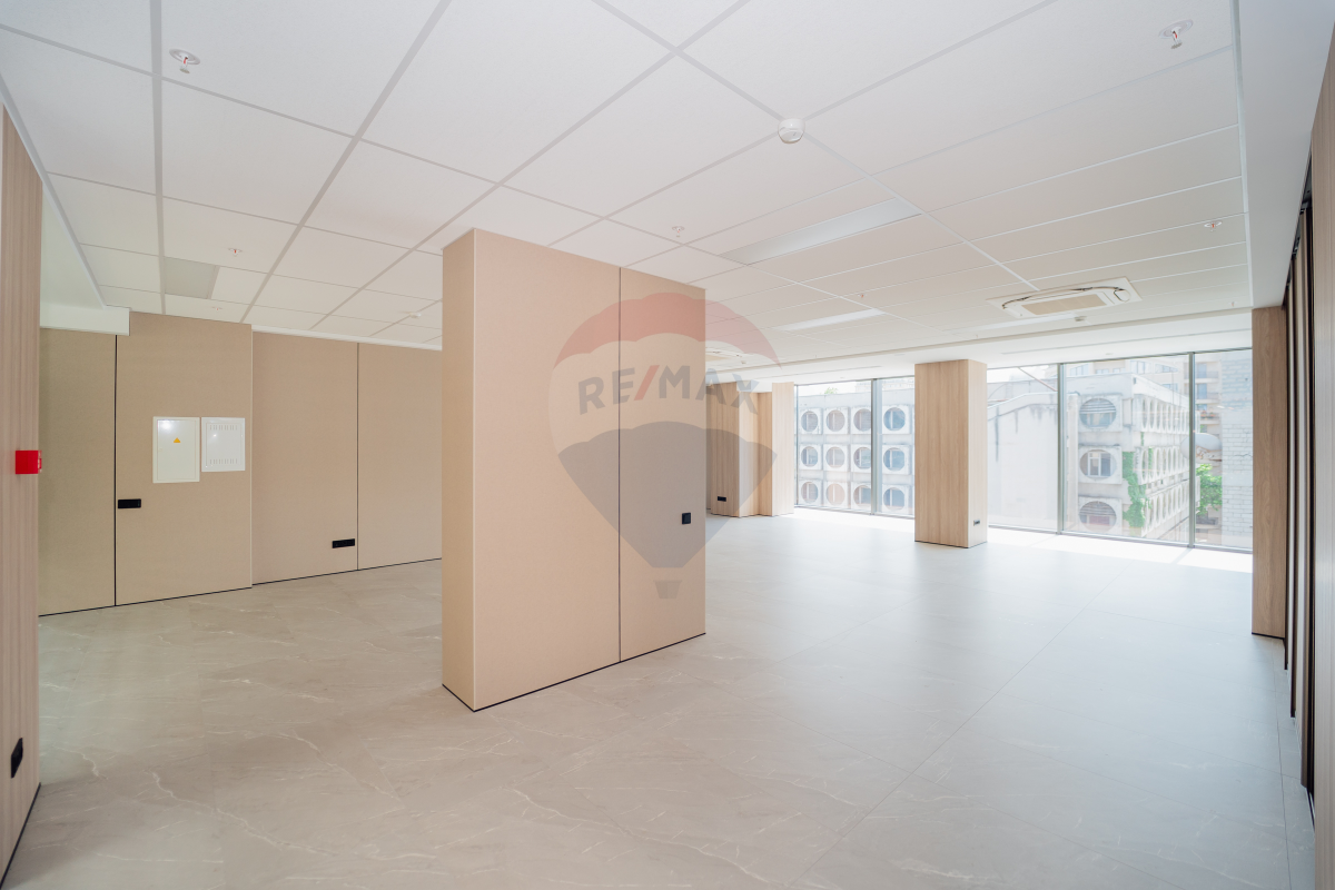 3.300 EUR
