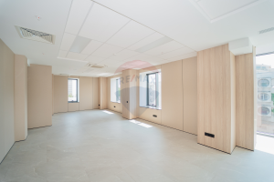 3.300 EUR