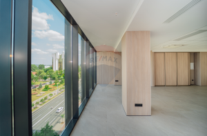 3.300 EUR