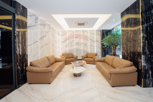 3.300 EUR