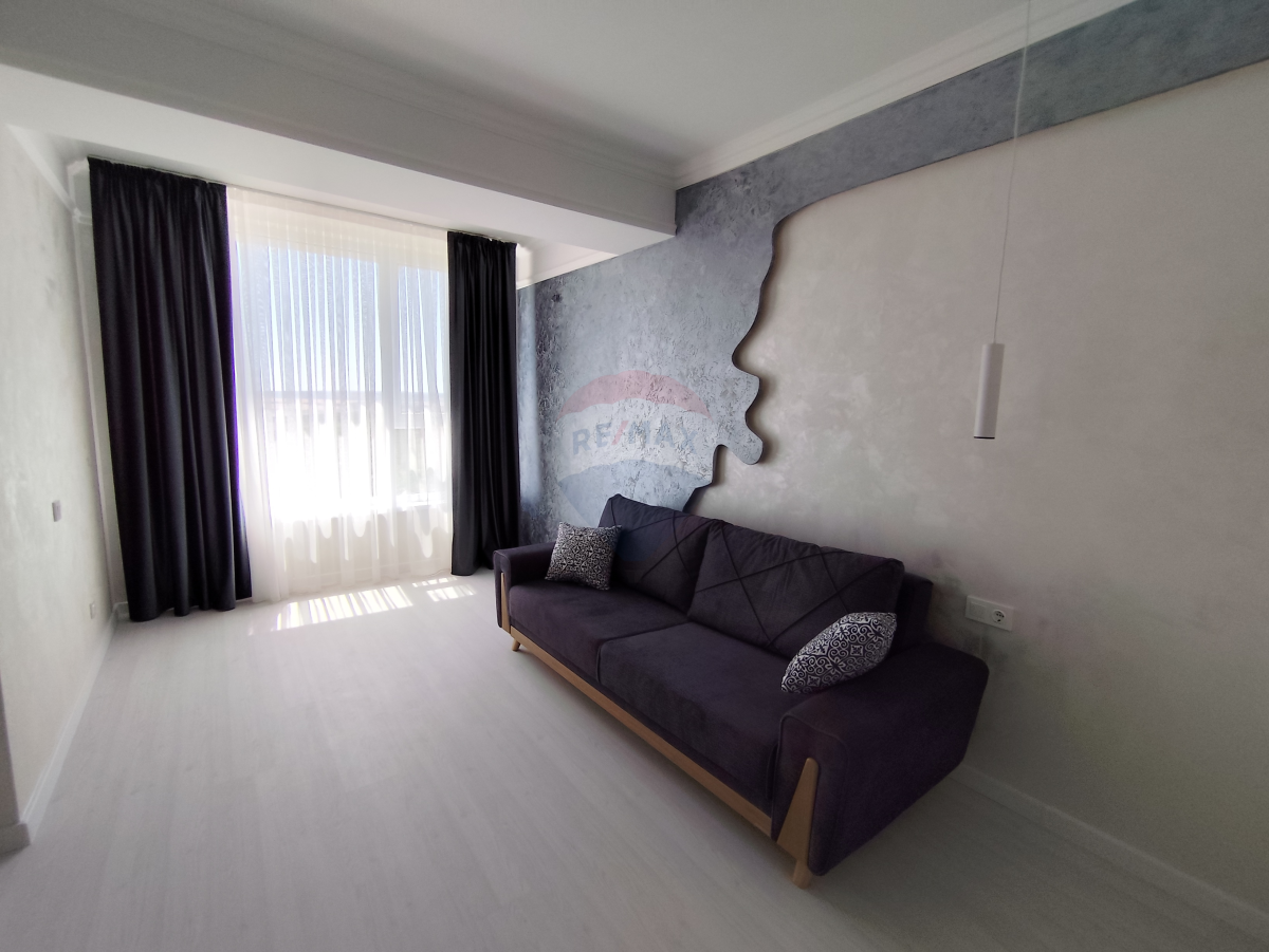 128.000 EUR