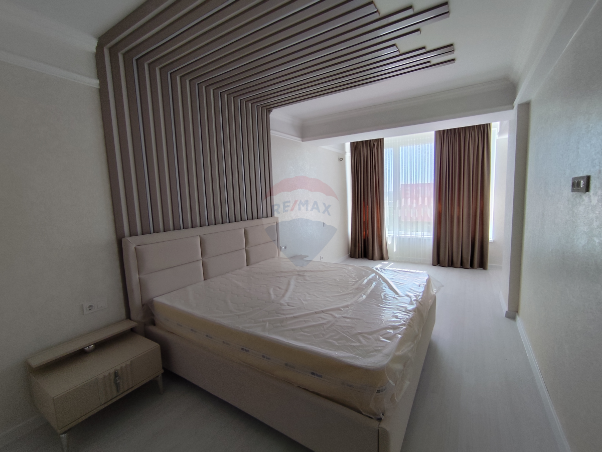 128.000 EUR